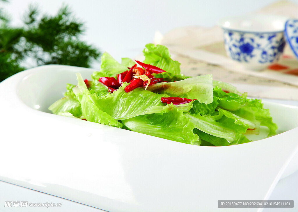 清爽生菜配红椒点缀