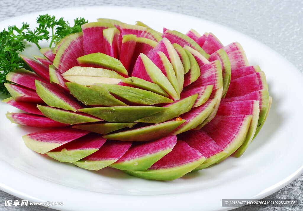 凉拌心里美萝卜摆盘