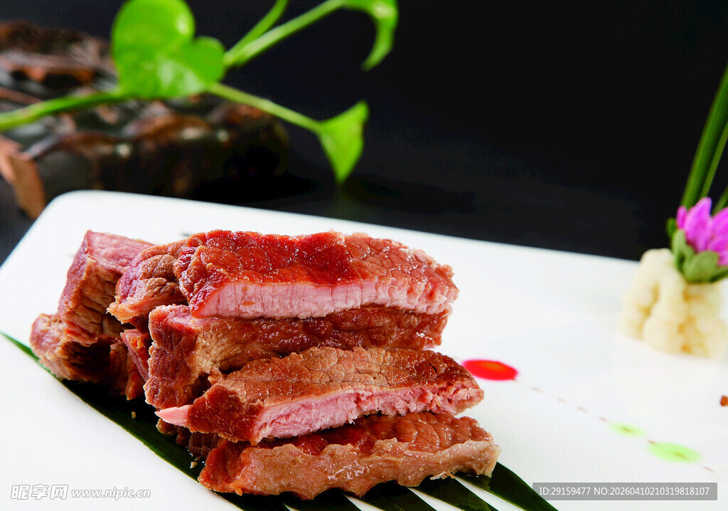 美味香煎牛排摆盘精致