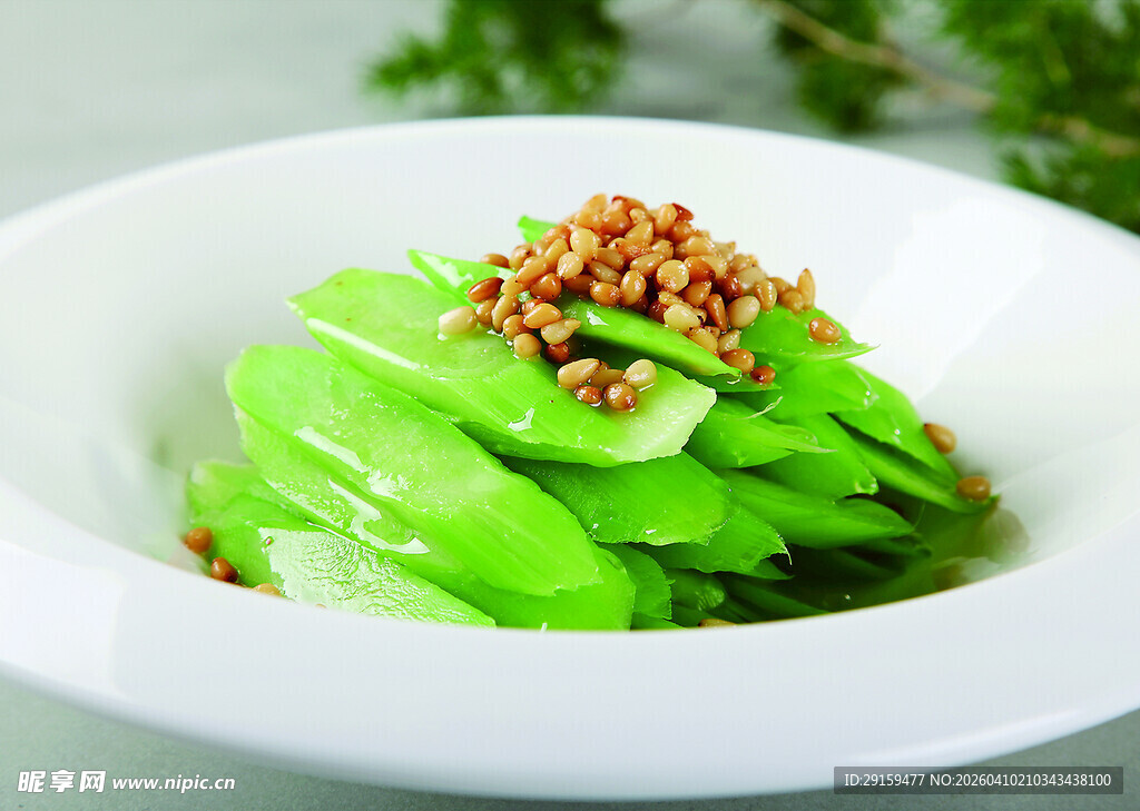 凉拌莴笋配香脆佐料