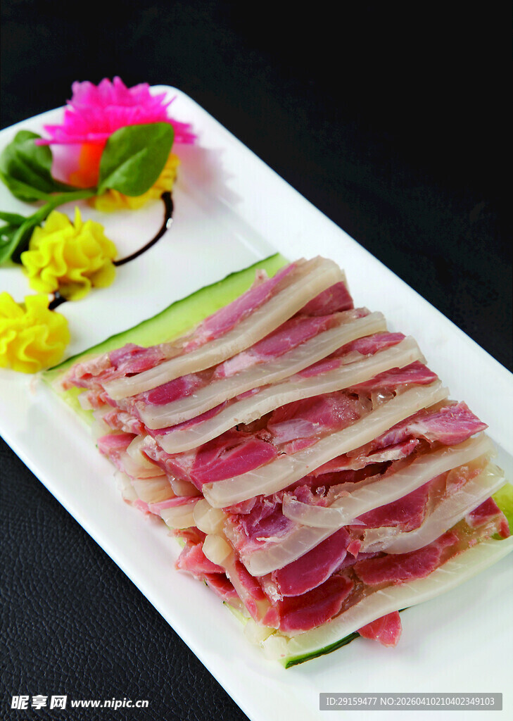 精美摆盘的特色肉片