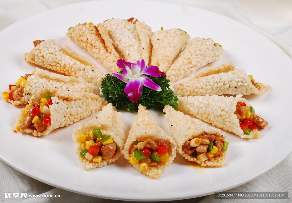 多彩蔬菜卷摆放在盘中