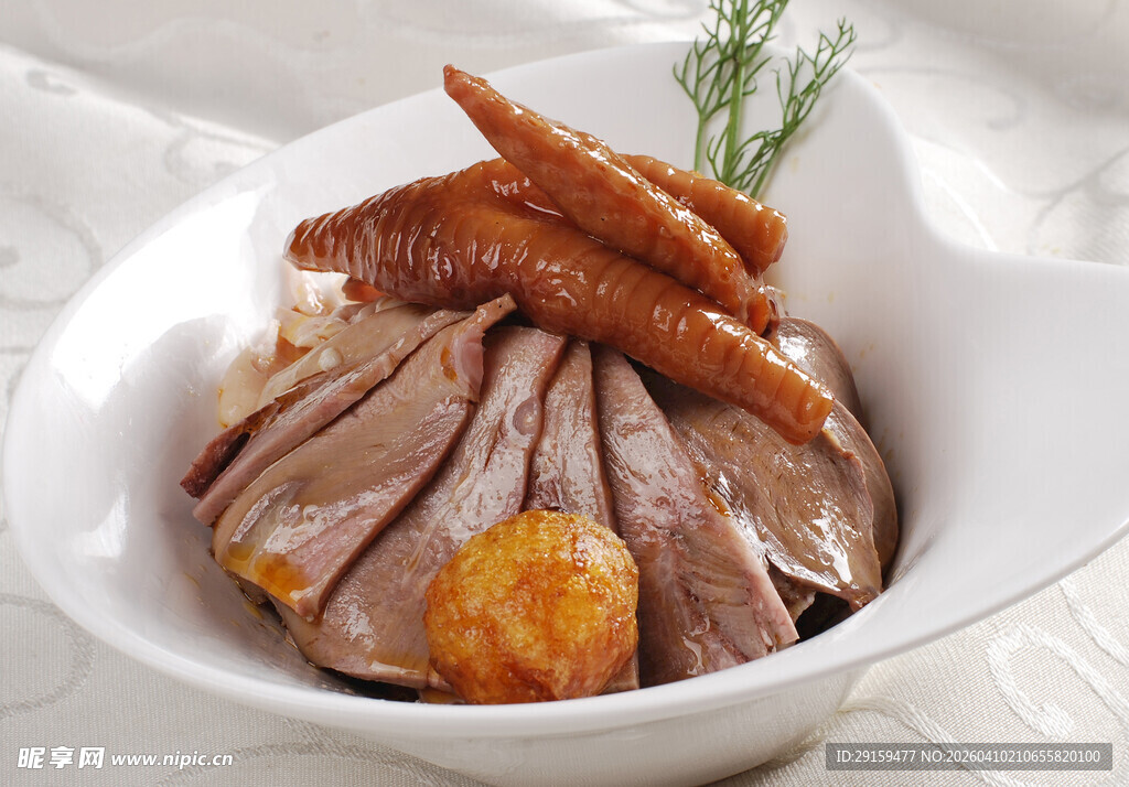 白瓷碗中的美味卤味拼盘