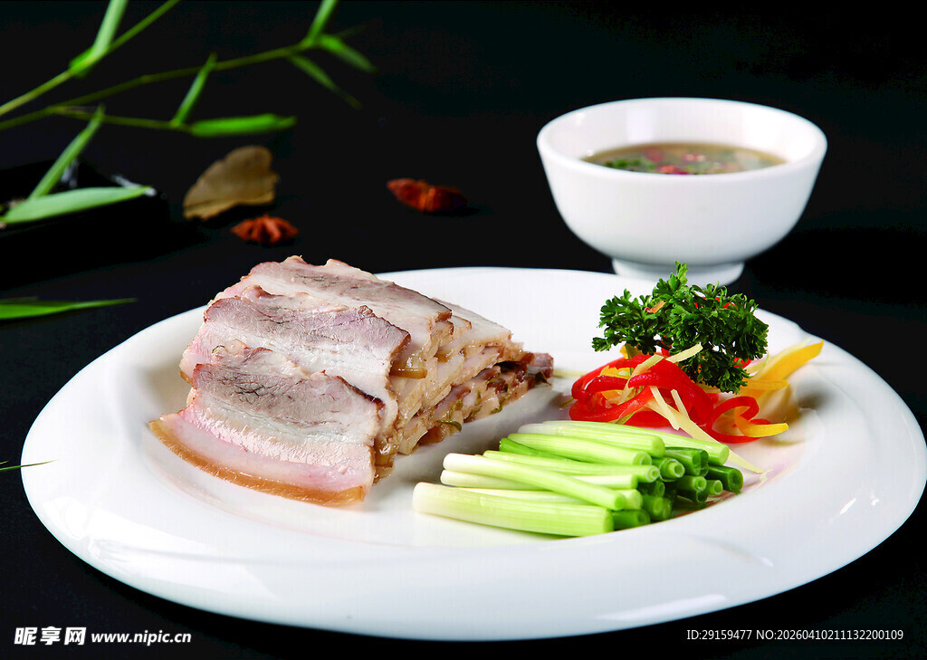 美味卤味拼盘配清新蔬菜