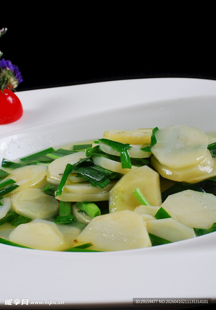 清炒土豆片配葱