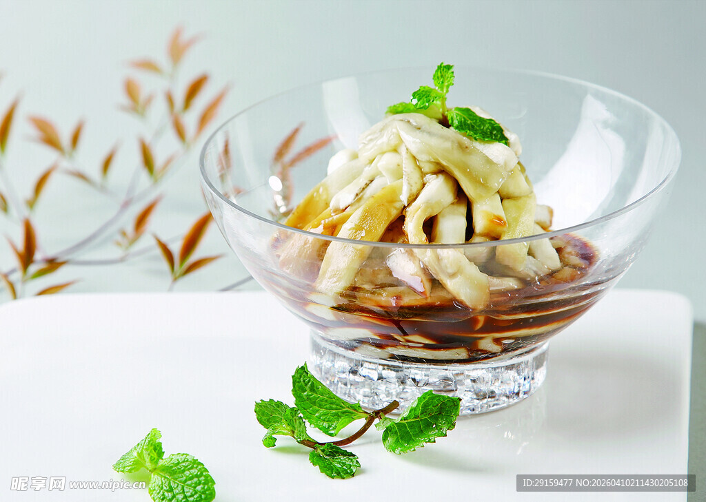 玻璃碗中的美味凉拌海蜇