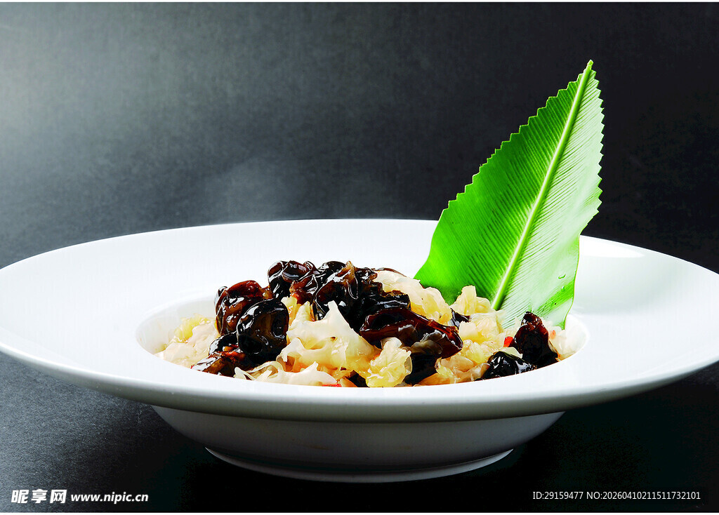 绿叶点缀的美味杂粮饭