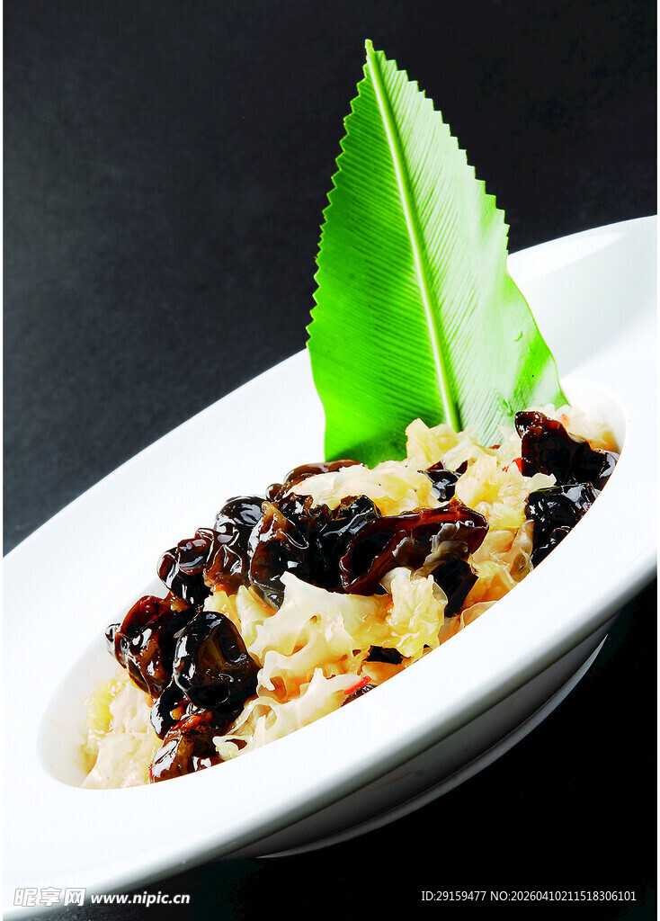 绿叶点缀的果味坚果拼盘