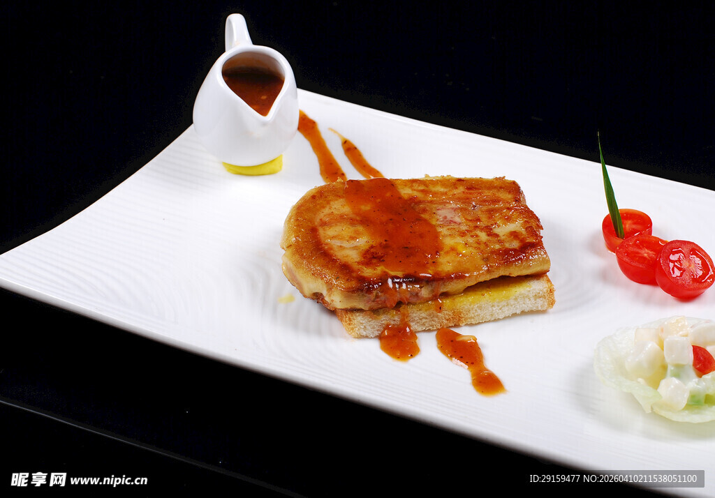 精致摆盘的美味夹心食物