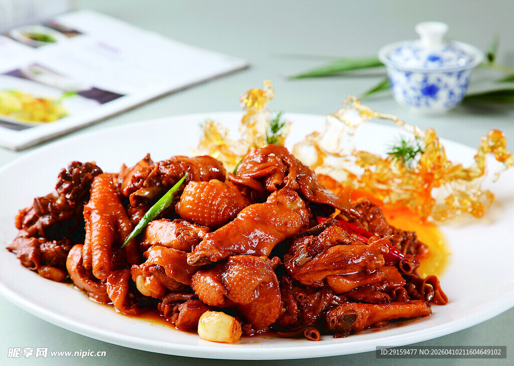 美味红烧鸡块摆盘中
