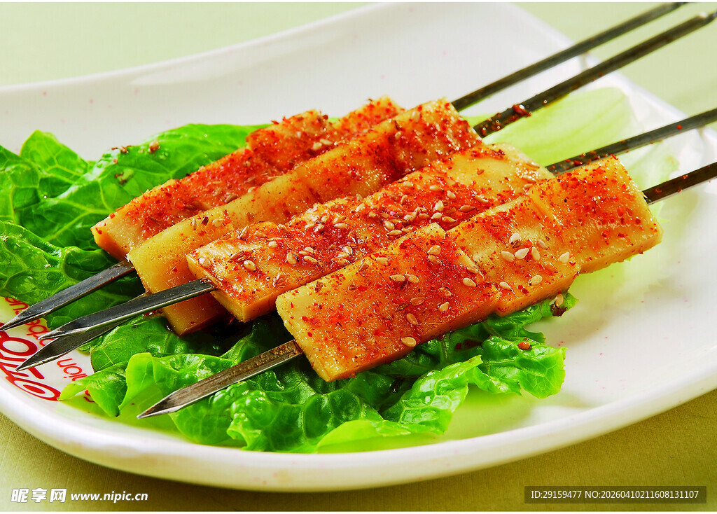 美味烤肉串摆于生菜上