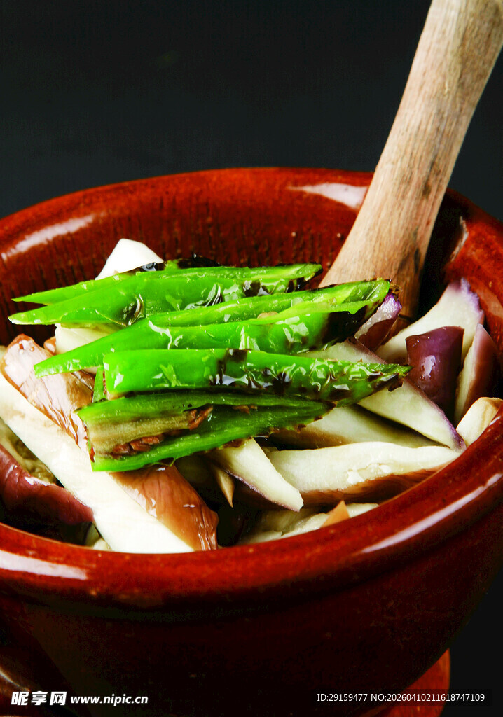 红碗中的芦笋炒物