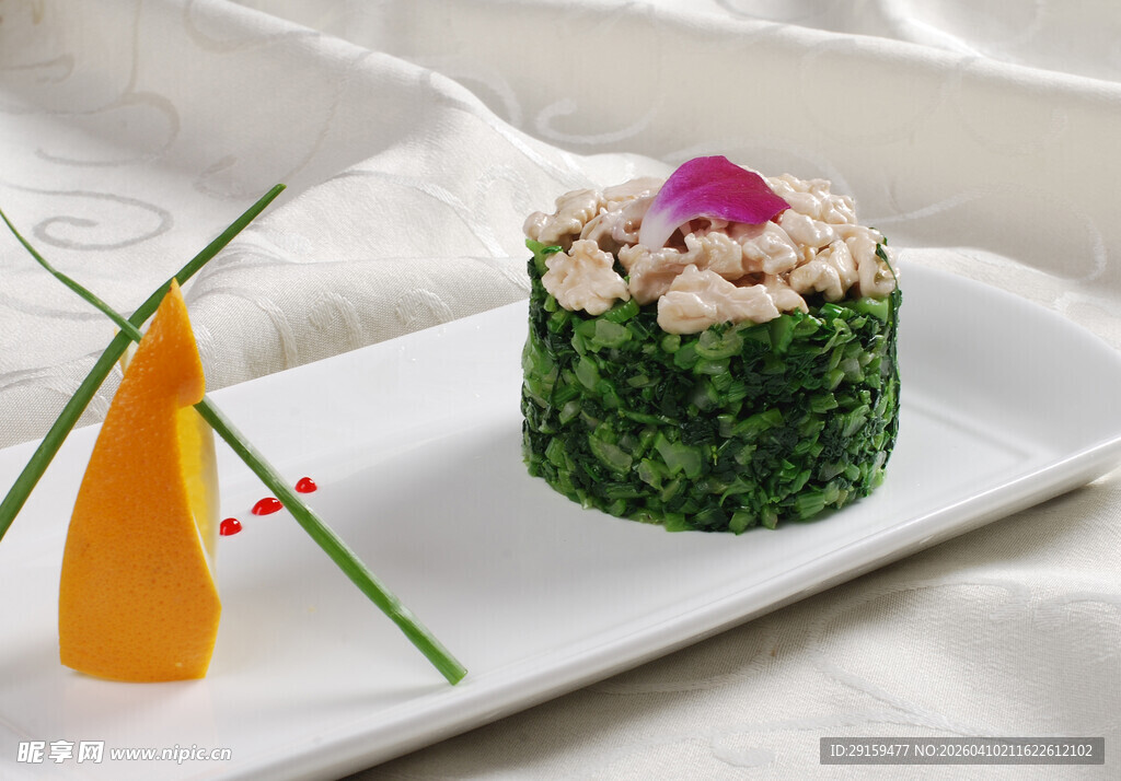 精致绿叶包裹特色美食