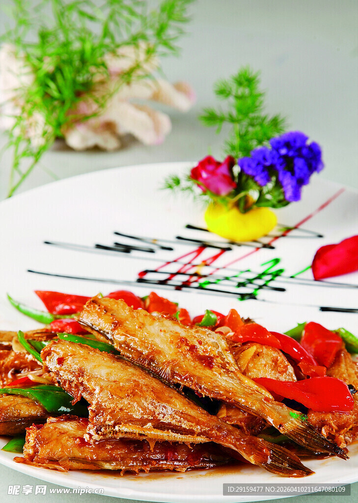 香煎鱼配多彩蔬菜摆盘