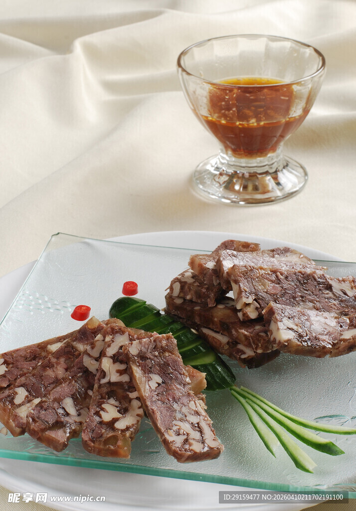 美味烤排骨配特色蘸酱