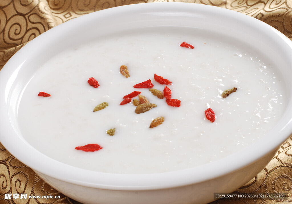 枸杞点缀的美味营养米粥