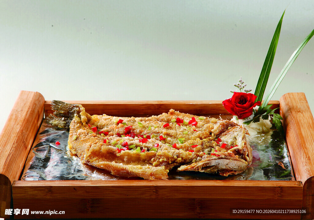 香酥烤鱼配精美摆盘