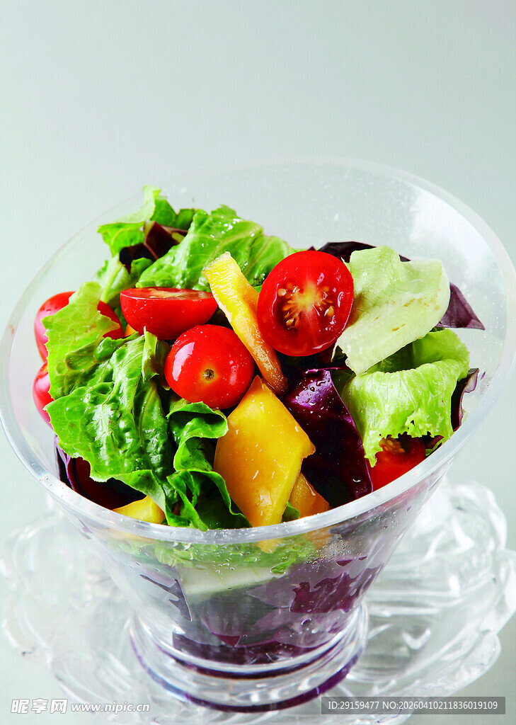 透明杯中色彩缤纷蔬菜沙拉