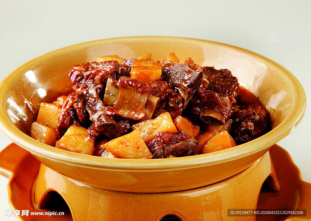 黄锅盛装美味红烧炖菜