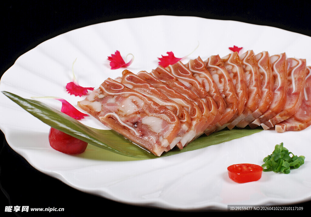 精美摆盘的特色肉片