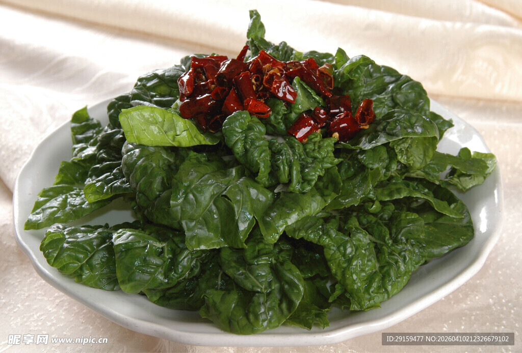 一盘鲜嫩菠菜配红辣椒