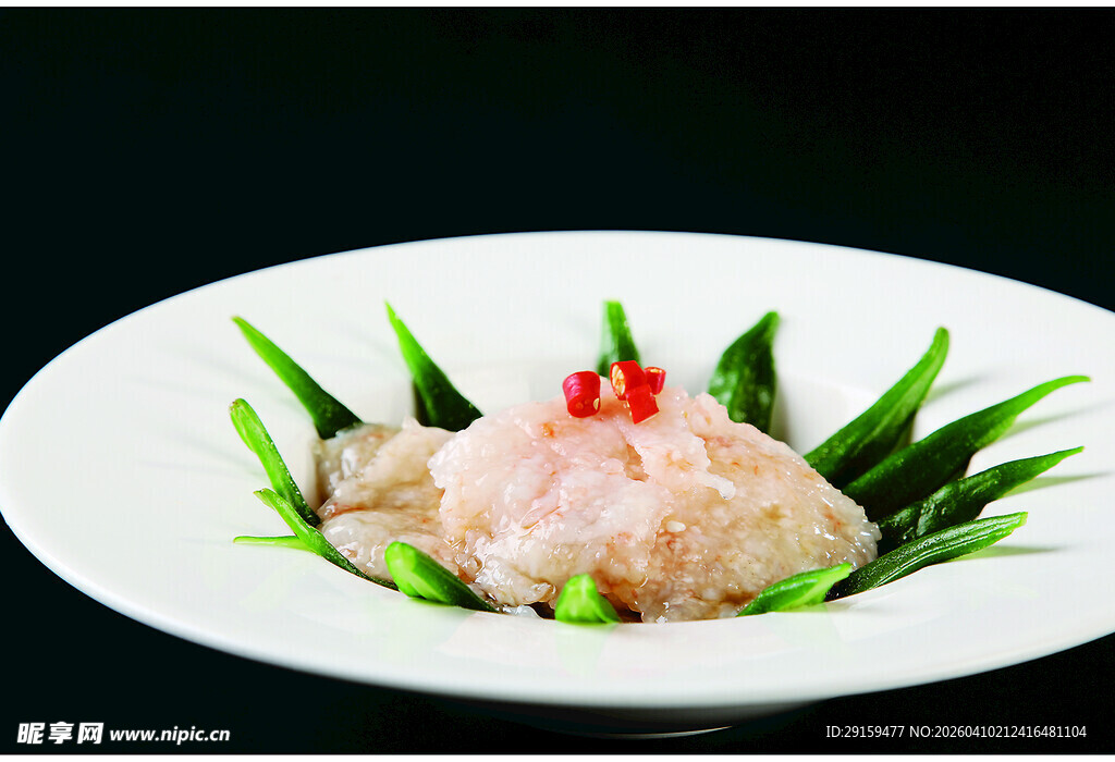 精致摆盘的特色虾肉料理