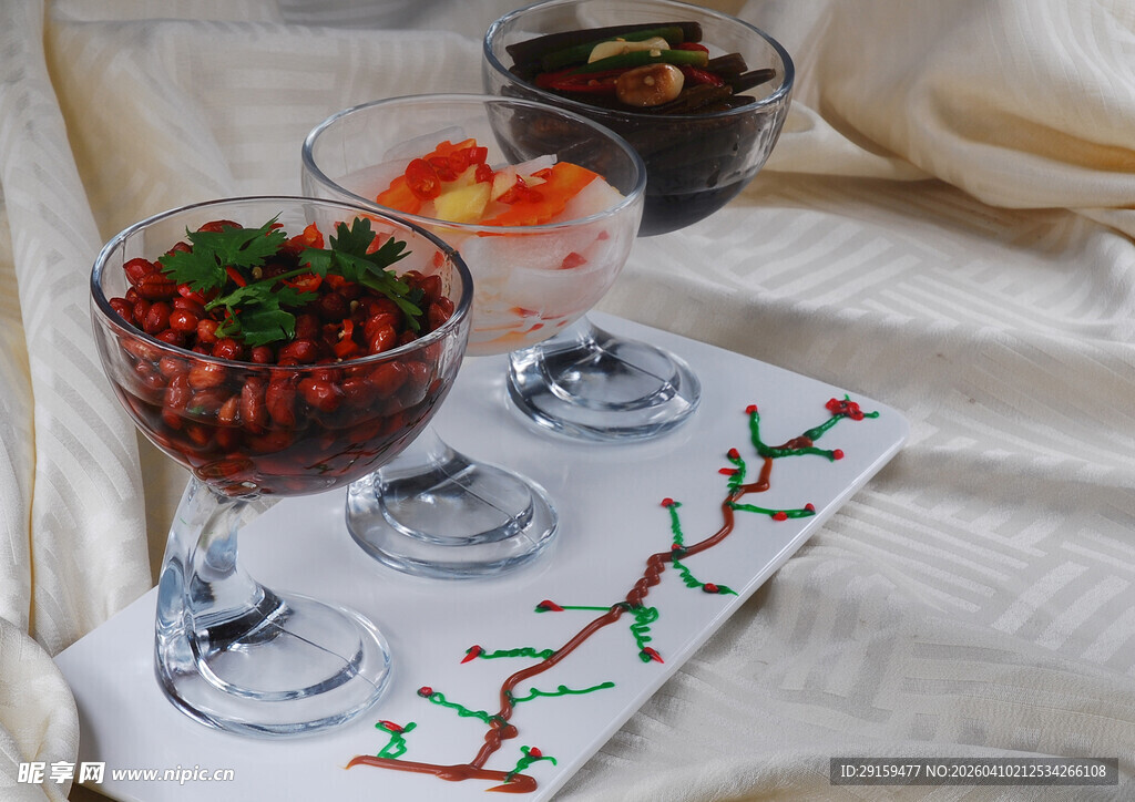 节日装饰酒杯中的美味甜点