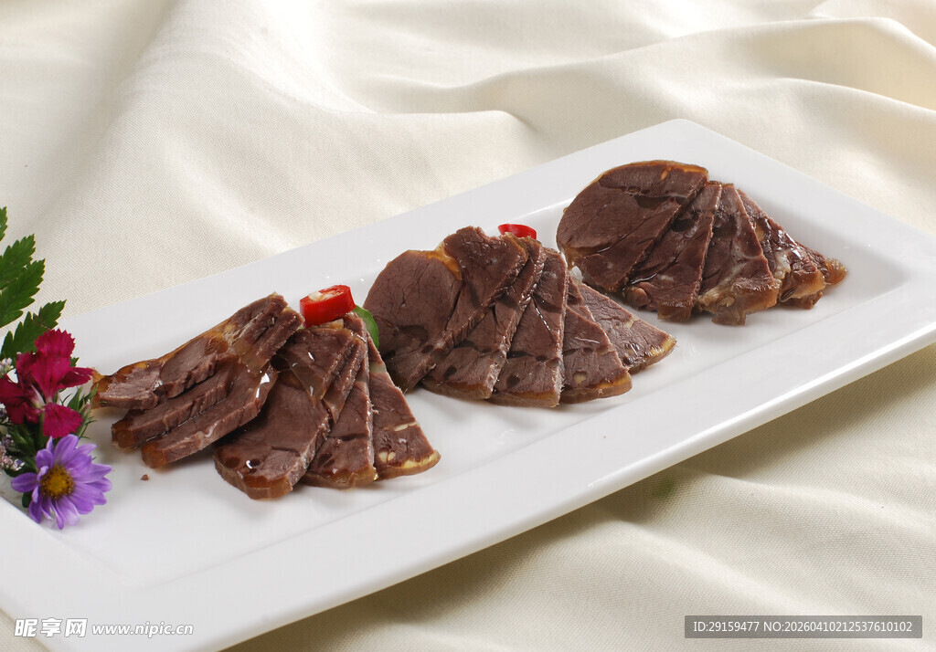 精致摆盘的美味熟牛肉
