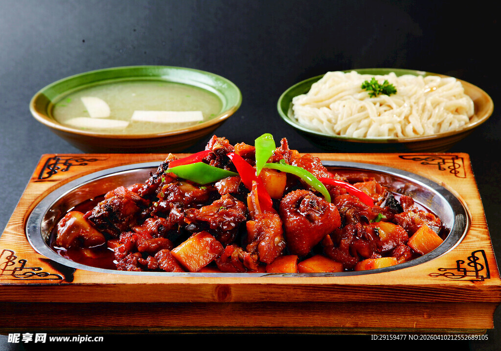 美味红烧排骨搭配米饭