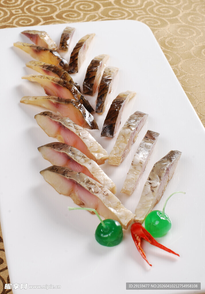 精美摆盘的腌制小鱼干