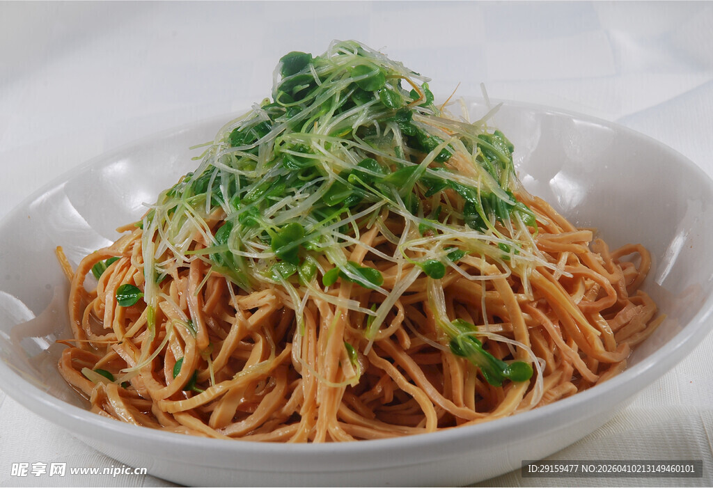美味意面撒上翠绿香草