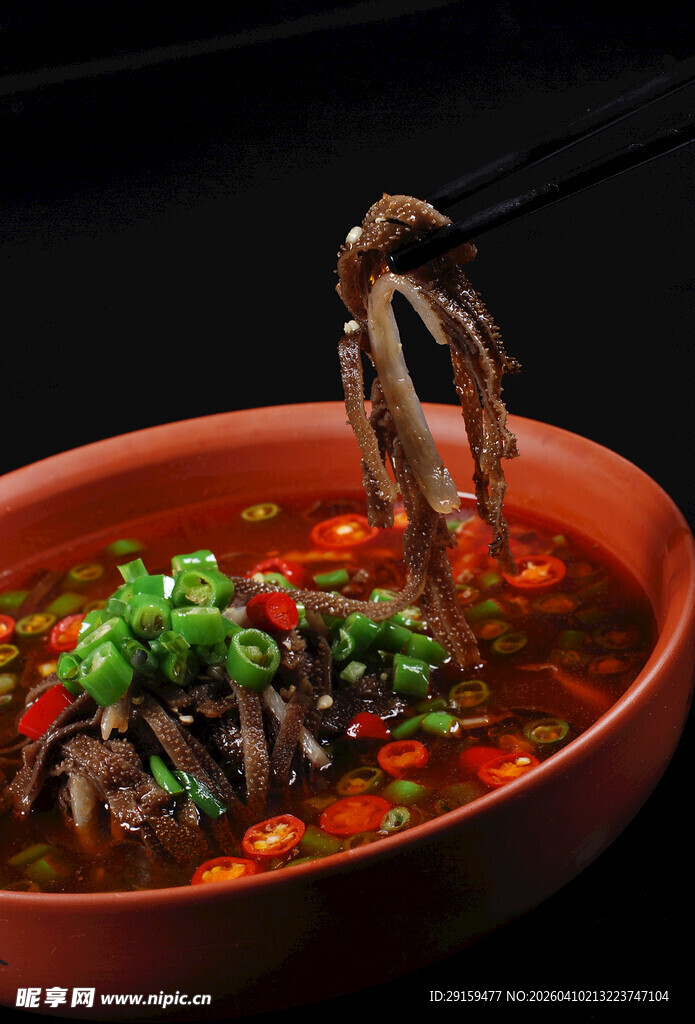 香辣鱿鱼浸于红油汤汁中