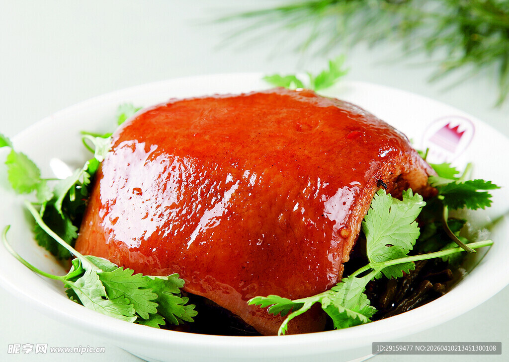 美味红烧肘子配新鲜蔬菜