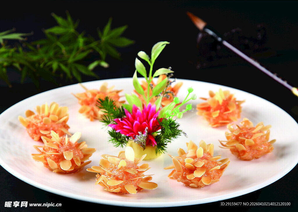 精美摆盘的创意花卉菜肴