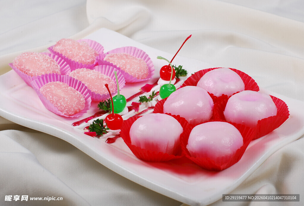 精致双色果冻及樱桃摆盘