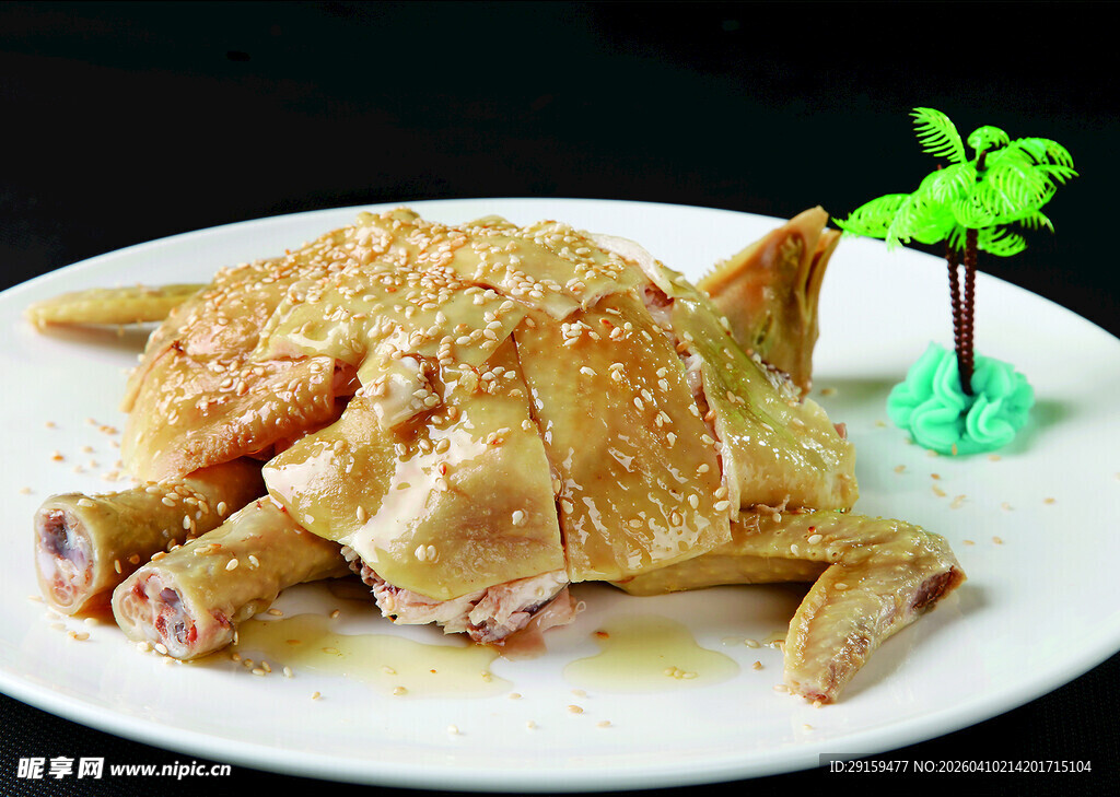 美味白切鸡摆于盘中