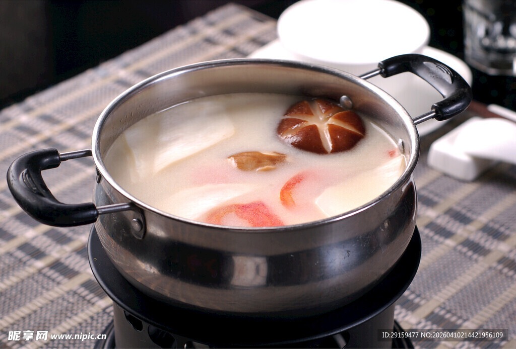 热气腾腾的滋补养生火锅