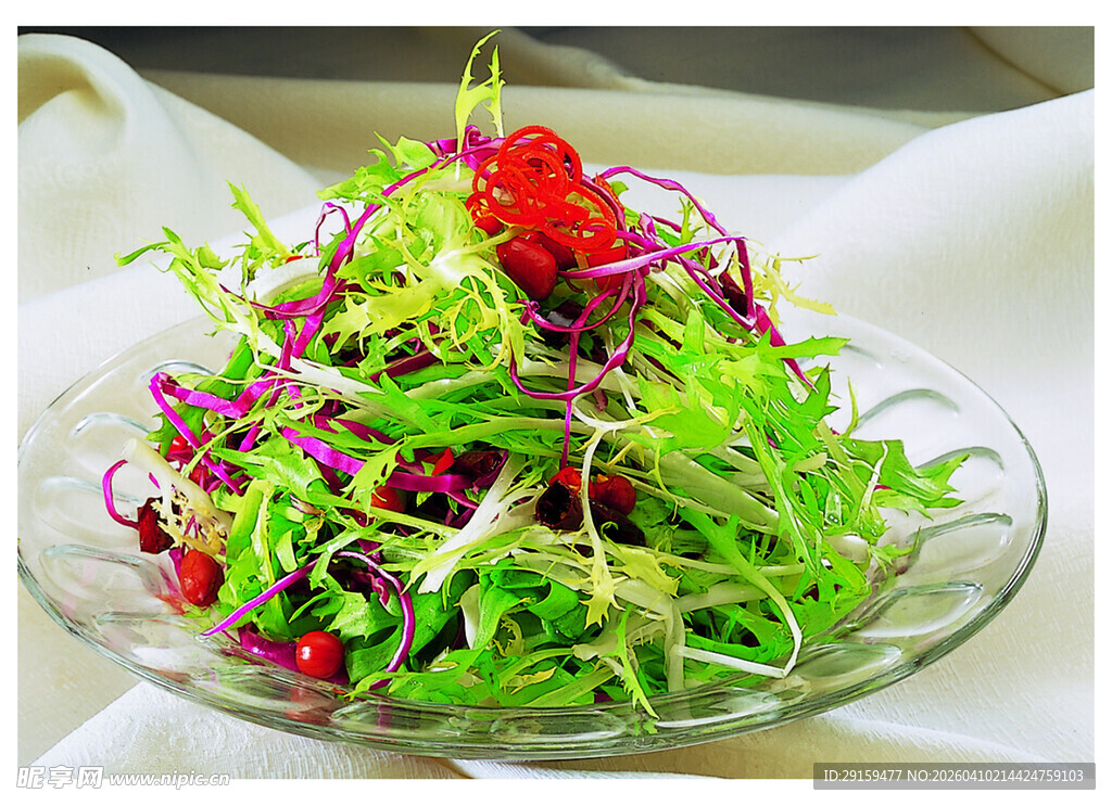 玻璃碗中的多彩蔬菜沙拉