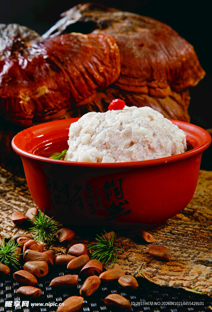 红碗米饭配烤肉与坚果