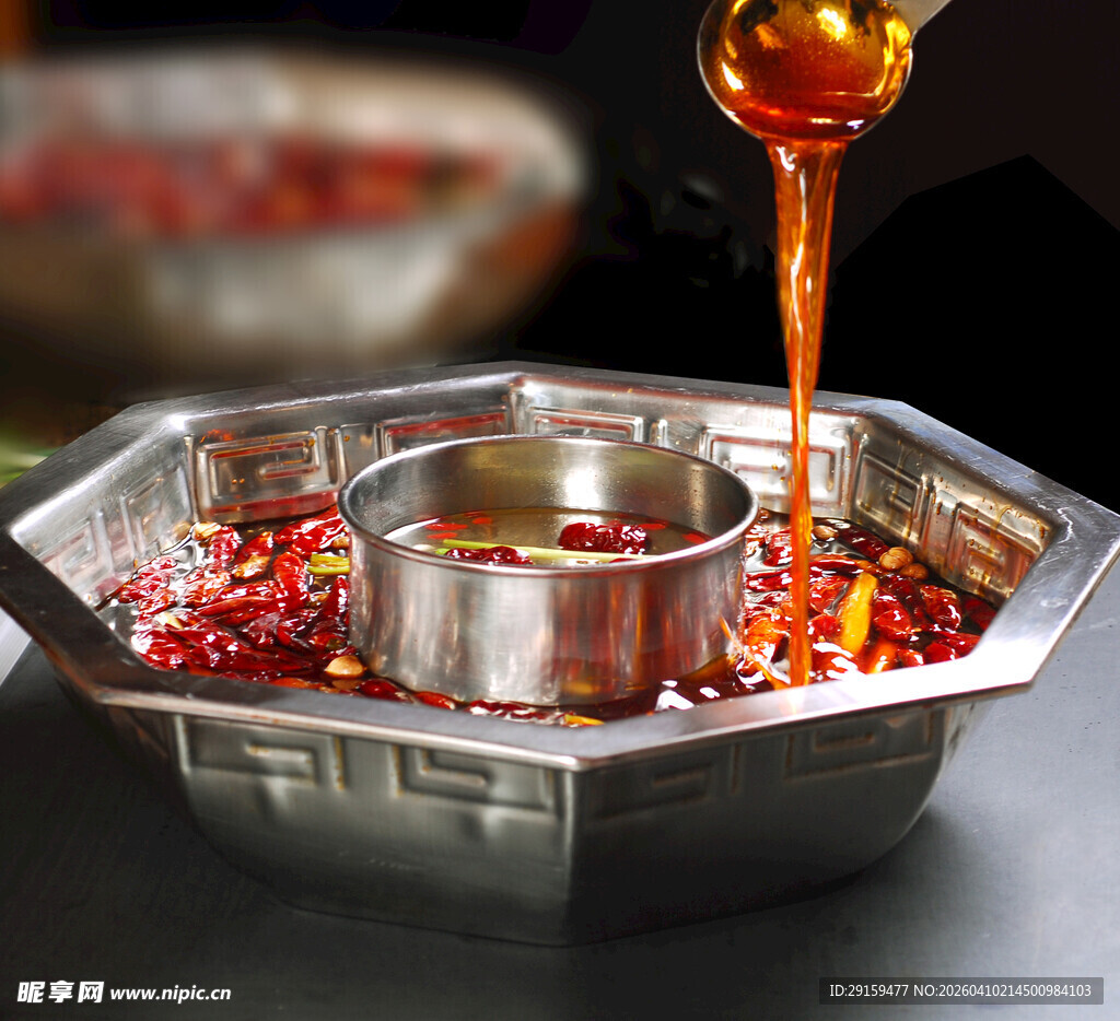 火锅底料正在被倒入锅中