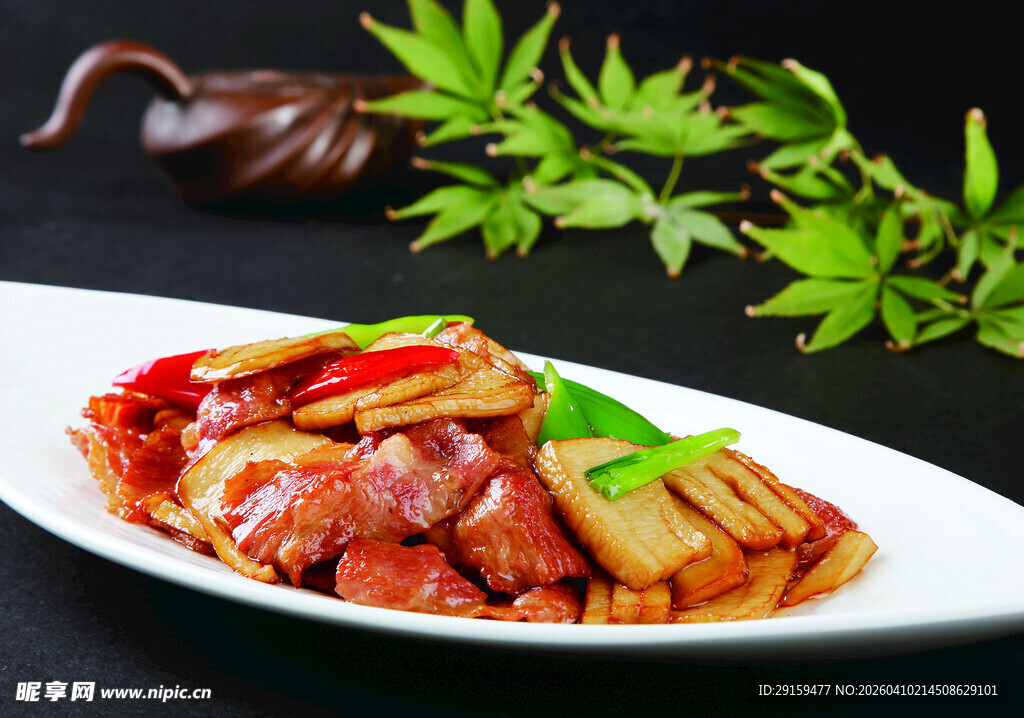 美味五花肉炒笋