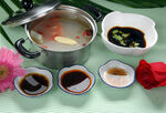 火锅食材与蘸料组合