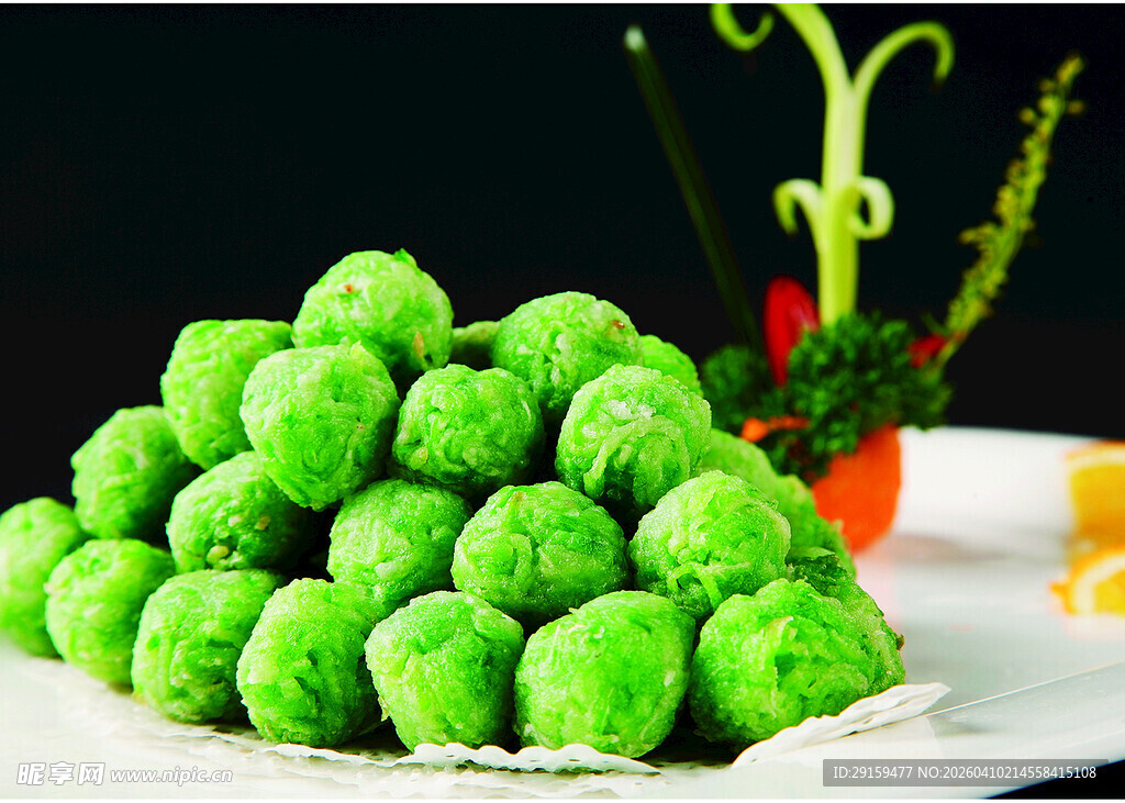 翠绿翡翠丸子摆于盘中