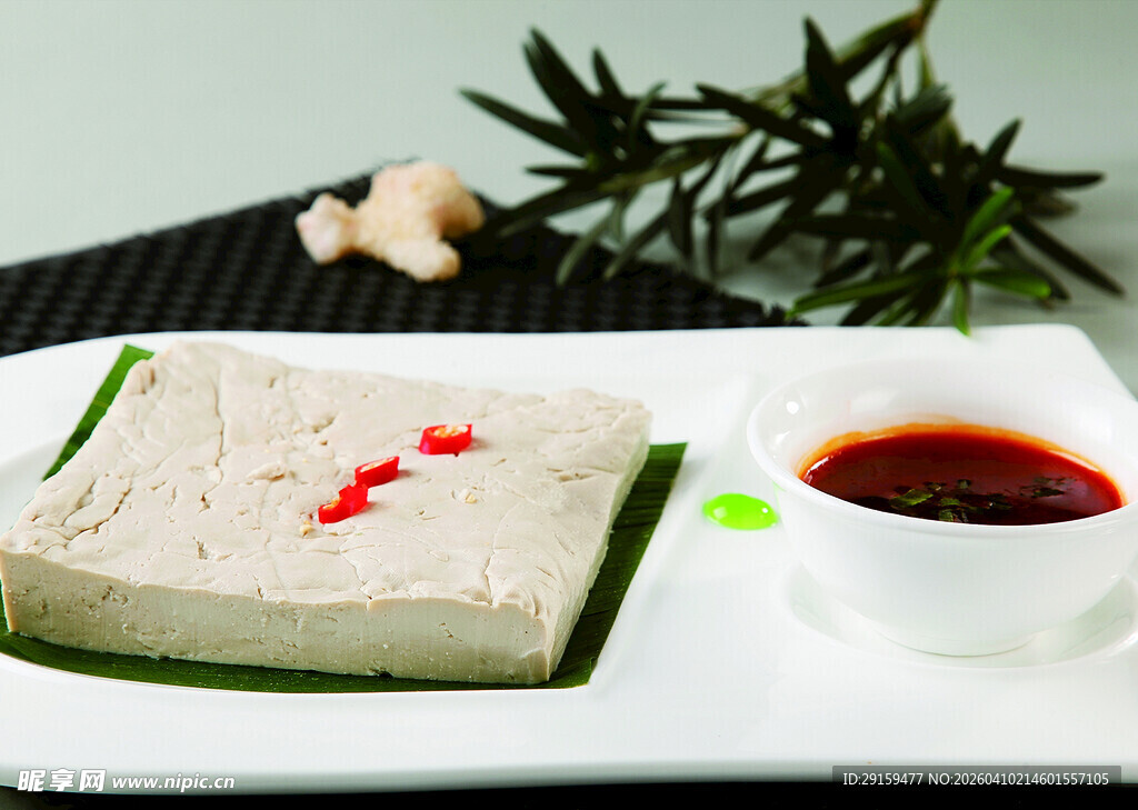 精致摆盘的美味豆腐