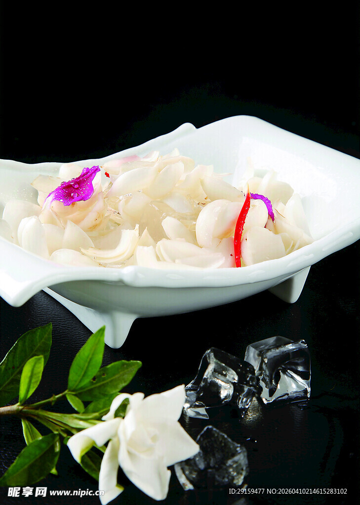 精致摆盘的美味海鲜刺身