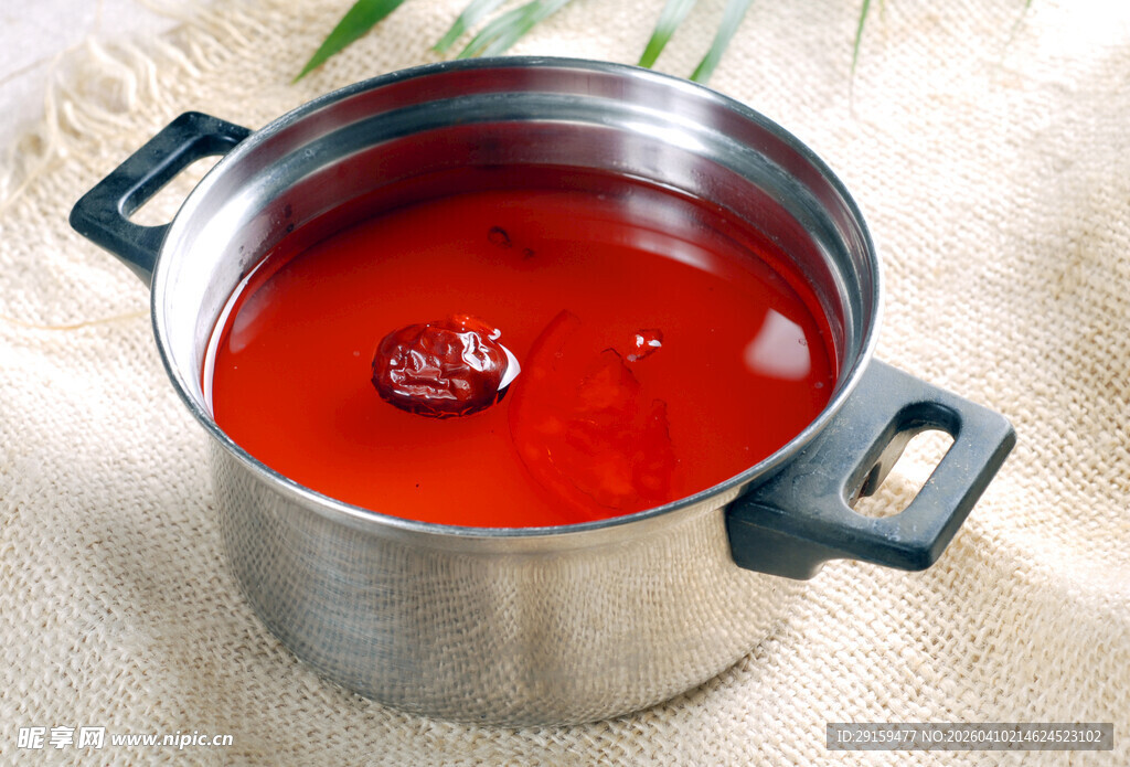 不锈钢锅中的红色汤汁