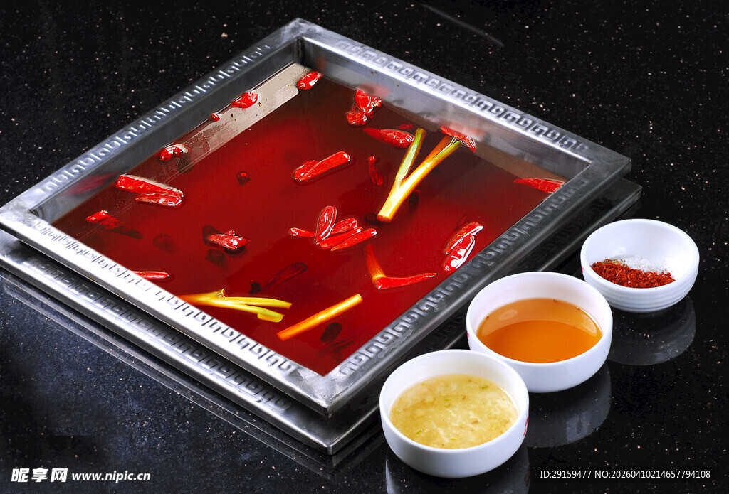 麻辣火锅汤底配多样蘸料