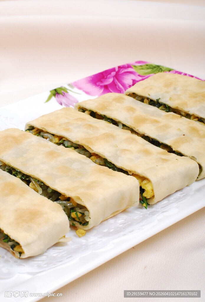 美味蔬菜卷摆放在盘中