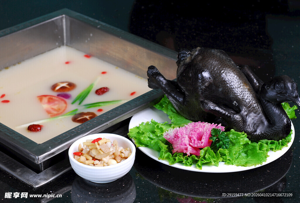 甲鱼滋补汤品与配菜展示