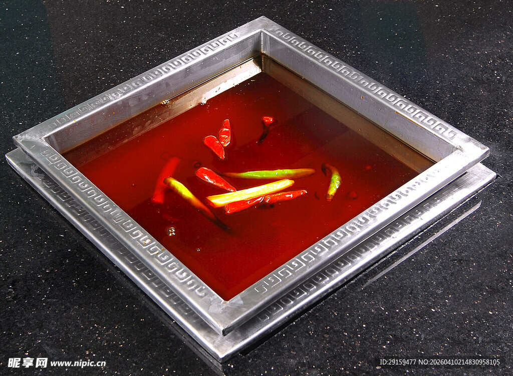 红色发光方形玻璃物件